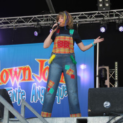 Tante Angelique inhuren met Clown Jopie