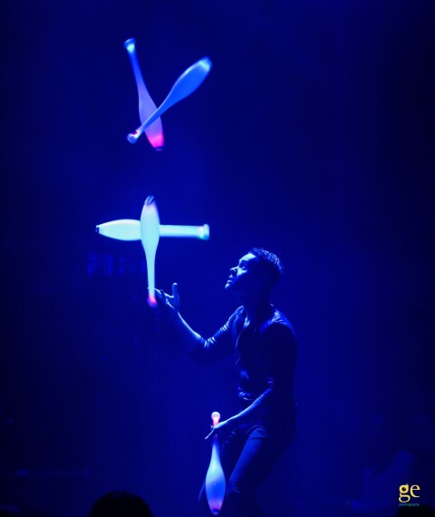 Jongleur Nigel Voets met led kegels