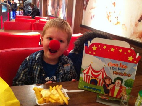 Jori blij met een Clown Jopie Menu