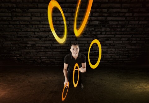 Jongleur Nigel met Ringen